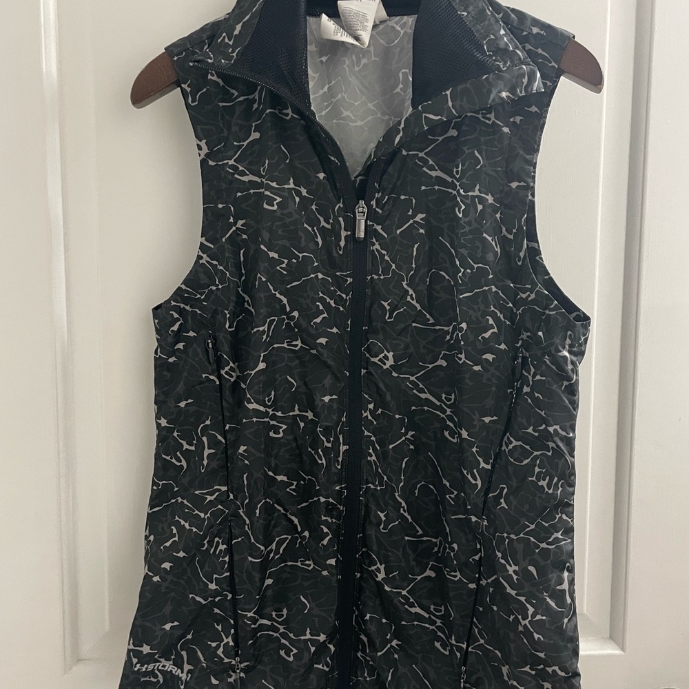 Under Armour Black Vest with Abstract Pattern All Season Gear, size small